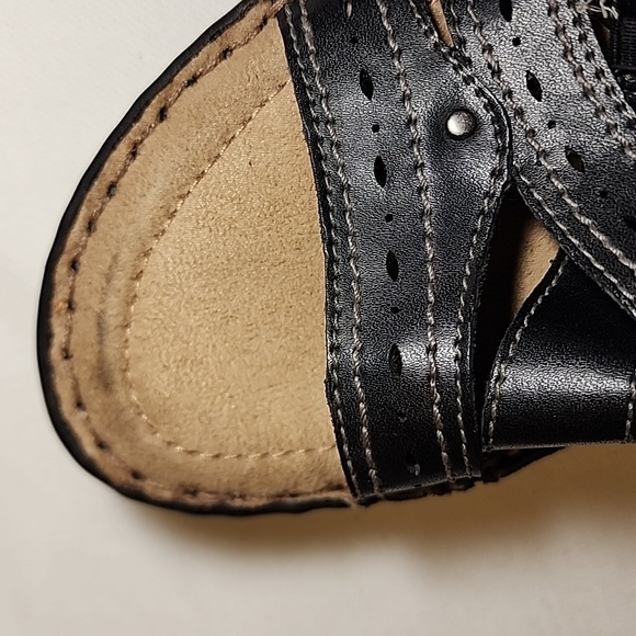 G.H. Bass & Co. leather slip on sandals with adjustable straps size 7.5 - Picture 10 of 12